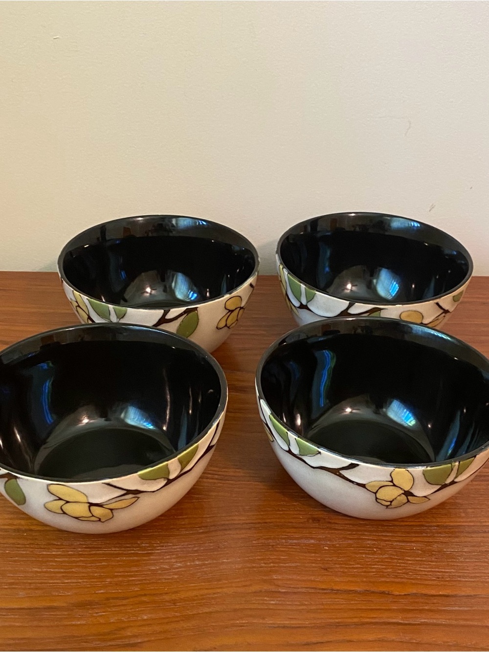 🍀Mikasa “Emory” Ceramic Bowls Black Interior with Floral Exterior
